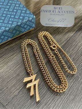 VINTAGE AVON CLASS OF YEAR 77 PENDANT NECKLACE GOLD TONE 1977